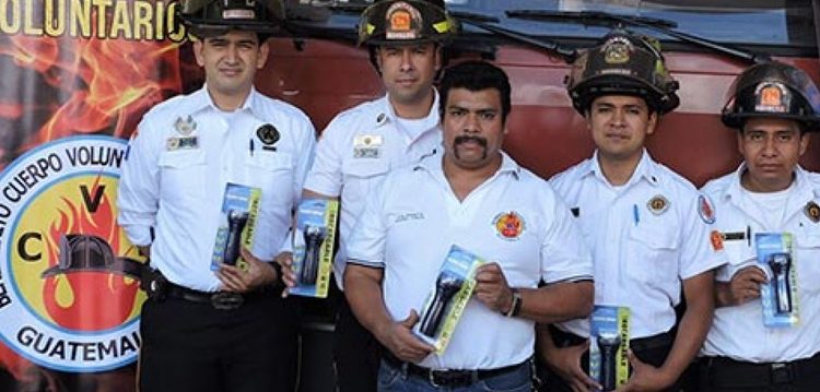 Cuerpo de Bomberos Voluntarios recibe donación de linternas