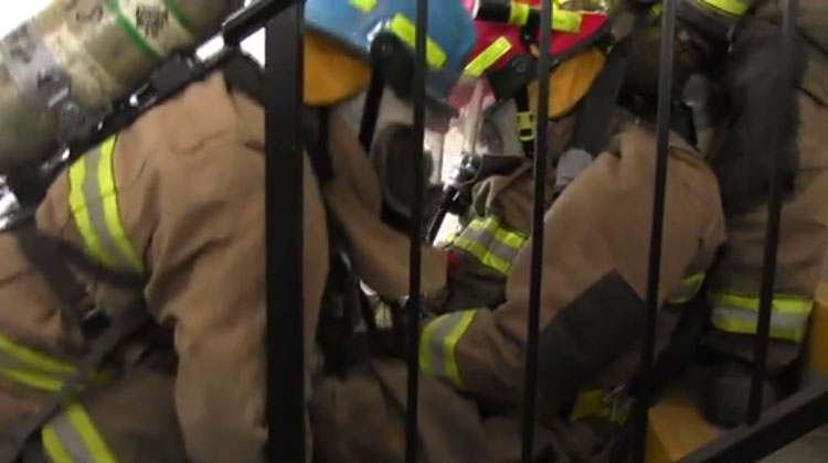 Preparan brigada para rescate de bomberos en peligro.
