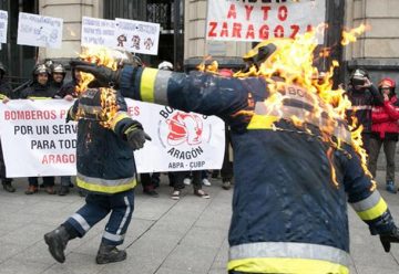 Protesta «a lo bonzo» de los bomberos por un servicio mejor