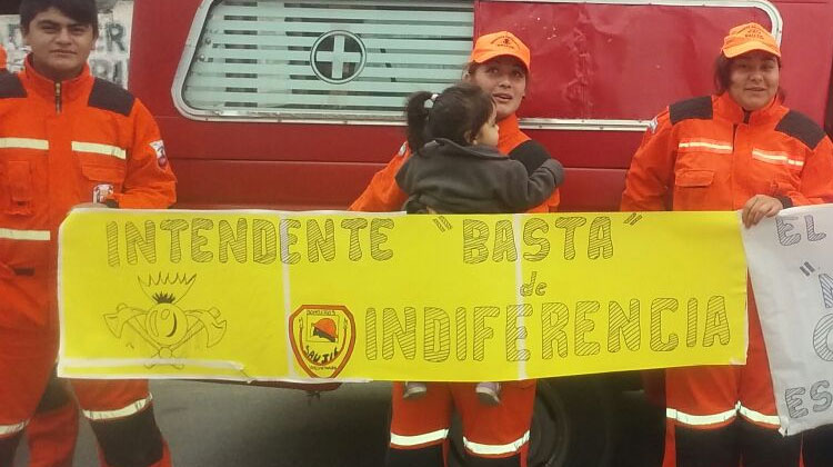 Bomberos Voluntarios sin baño y “colgados” de la luz