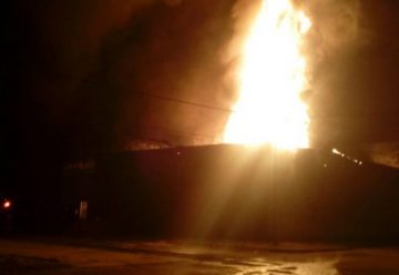 Moviliza a bomberos incendio de fábrica en Uruapan