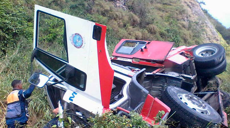 Camión de Bomberos de Miranda se volcó en la GMA