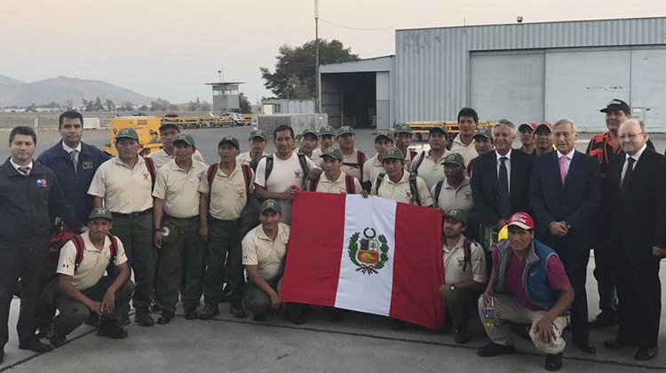 Bomberos peruanos llegan a Chile para sofocar incendios forestales