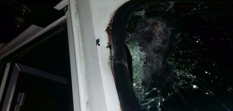 Bomberos iban a apagar un incendio y les tiraron un piedrazo