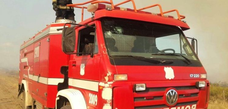 Salvaje agresión a los efectivos y la autobomba