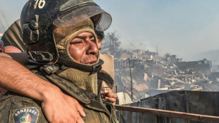 Bombero pierde su casa en incendio de Valparaíso