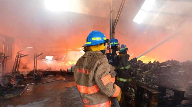 Incendio consume bodega en el centro de San Salvador