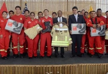 Embajador entregó trajes de última generación a los bomberos