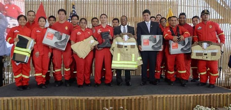 Embajador entregó trajes de última generación a los bomberos