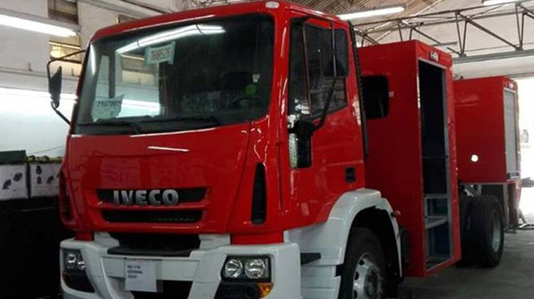 Una autobomba y cuatro camionetas para Bomberos