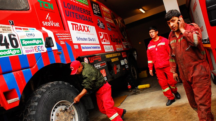 Bomberos de Holanda y Bolivia confraternizaron gracias al Dakar