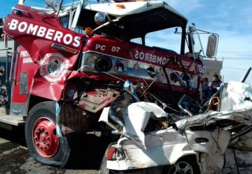 Camión de bomberos embiste a automovil