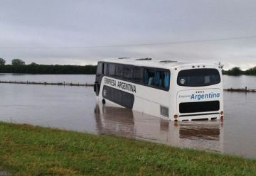 Dos colectivos fueron arrastrados por el agua