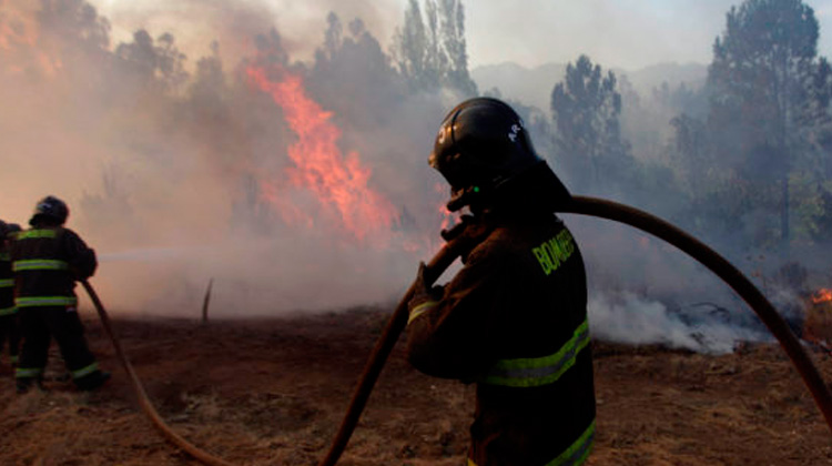 Agresiones a Bomberos durante combate de incendios en Portezuelo