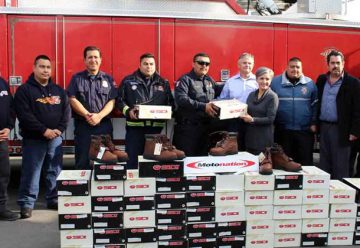 Reciben Bomberos donativo de 60 pares de botas de trabajo
