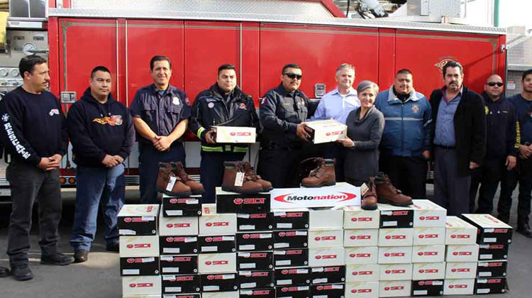 Reciben Bomberos donativo de 60 pares de botas de trabajo
