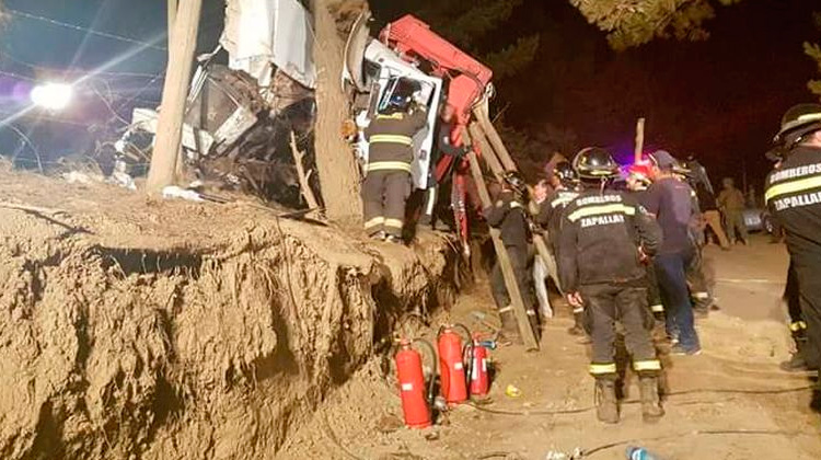 Un carro de bomberos se dio vuelta y dejó tres voluntarios heridos