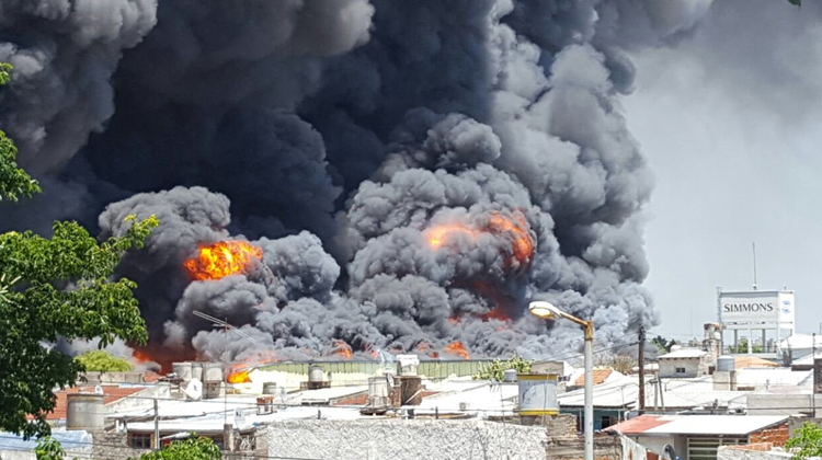 Gran incendio en fabrica de colchones en Avellaneda