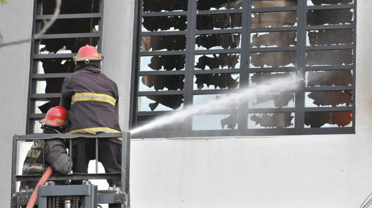 Lucha por su vida bombero que participó en incendio