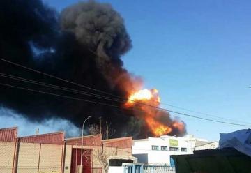Un incendio provoca varias explosiones en una nave química