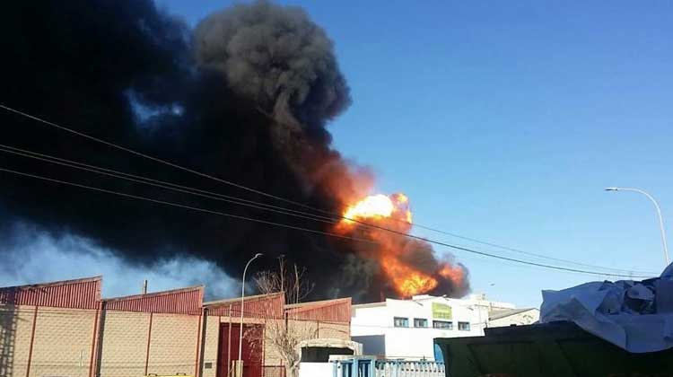 Un incendio provoca varias explosiones en una nave química