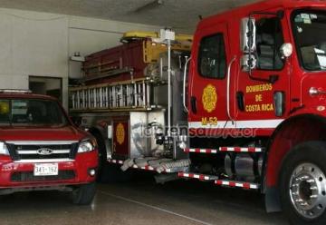 Apedrean y roban a bomberos en plena emergencia