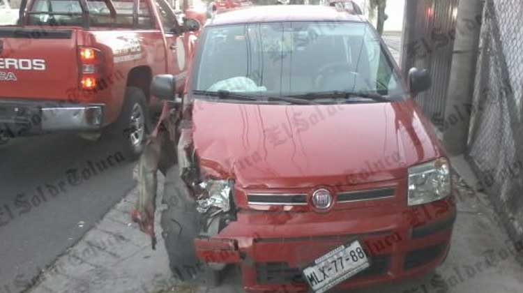 Auto se estrelló contra unidad de bomberos