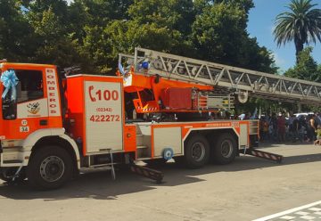 Emoción en la presentación de la escalera de bomberos