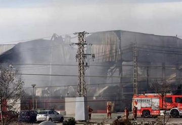 Los bomberos siguen en la extinción del incendio de Paterna