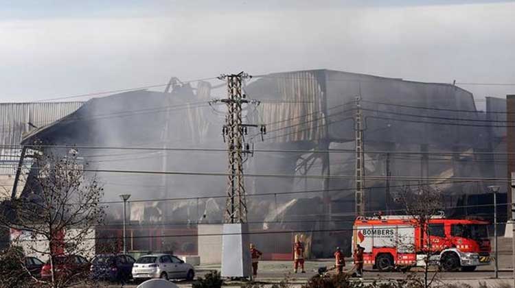 Los bomberos siguen en la extinción del incendio de Paterna