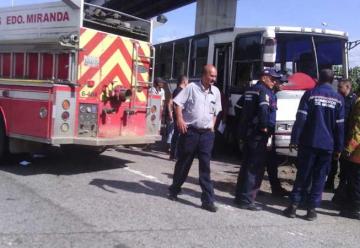 Ocho heridos al chocar camión de Bomberos y buseta en Guatire