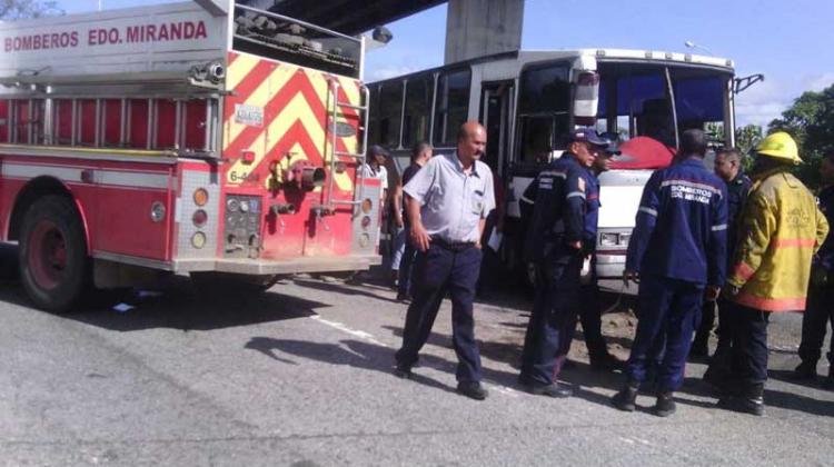 Ocho heridos al chocar camión de Bomberos y buseta en Guatire
