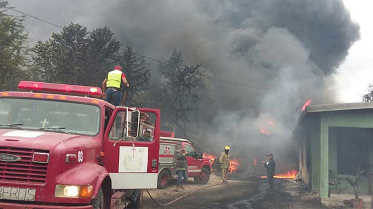 Arde depósito de gasolina robada en Tamaulipas