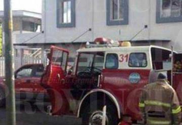 Camiones de bomberos se quedan sin gasolina