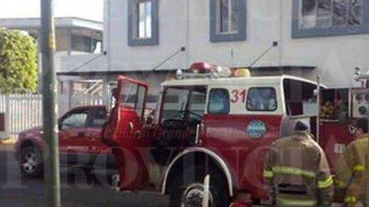 Camiones de bomberos se quedan sin gasolina