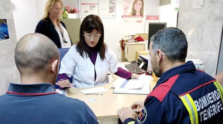 Los bomberos acuden a donar sangre al hospital de la Candelaria