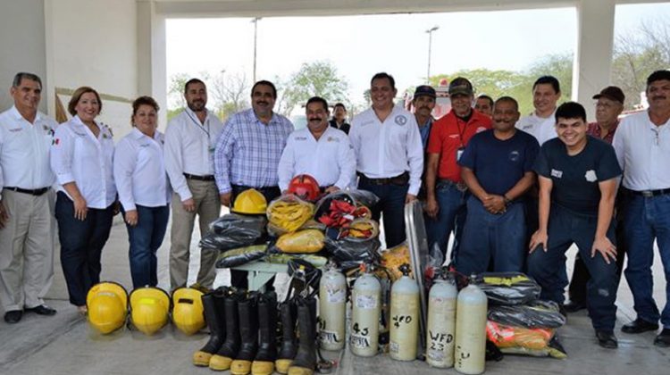 Donan equipo a bomberos de Valle Hermoso