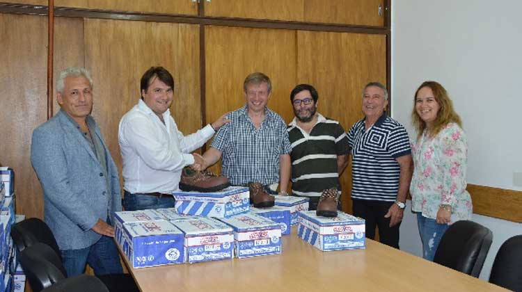 Entrega de zapatos de seguridad al cuartel de Bomberos Voluntarios