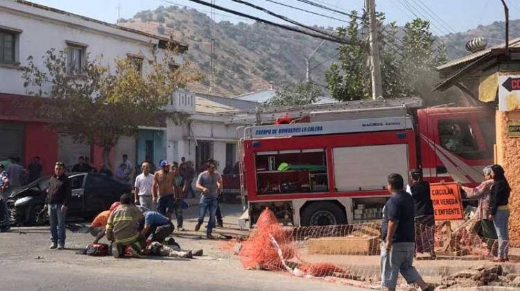 Carro bomba quedó incrustado en local comercial tras choque
