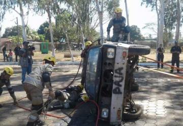 Bomberos unidos demuestran sus técnicas de salvamento con ejercicio