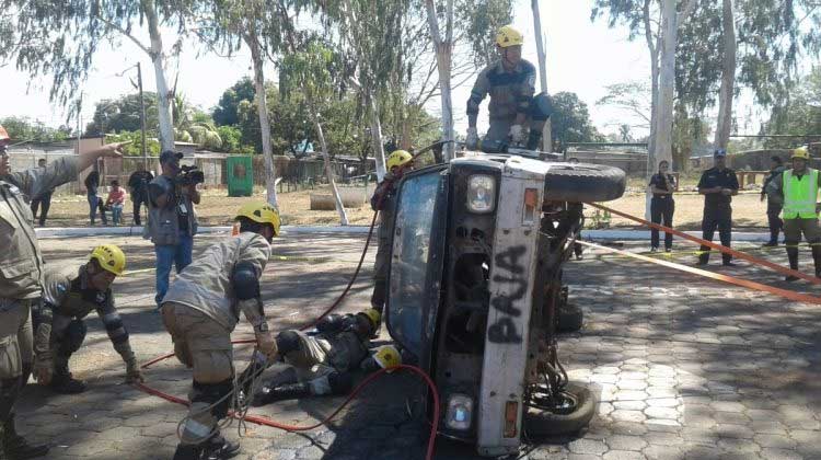 Bomberos unidos demuestran sus técnicas de salvamento con ejercicio