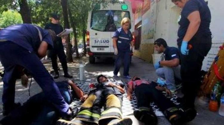 Más de 10 bomberos con asfixia tras combatir un incendio