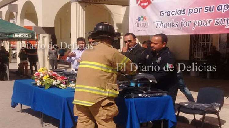 Entregan uniformes a los bomberos de Meoqui