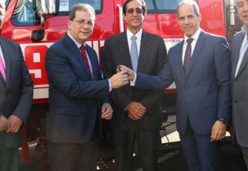 Fundación AES Dominicana dona tres camiones de bomberos