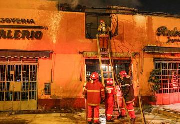 Incendio afectó alrededores del Centro Comercial El Hueco