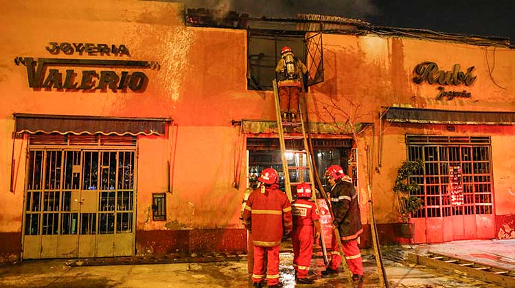 Incendio afectó alrededores del Centro Comercial El Hueco