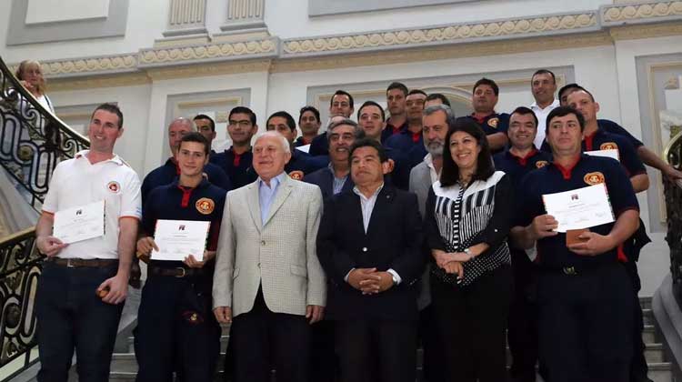 Reconocimiento a bomberos que combatieron el fuego en Chile