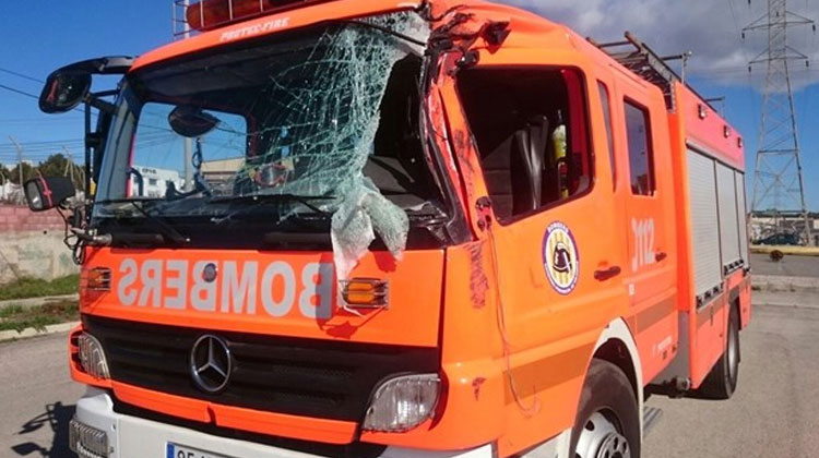 Explosión destroza camión de bomberos en Valencia