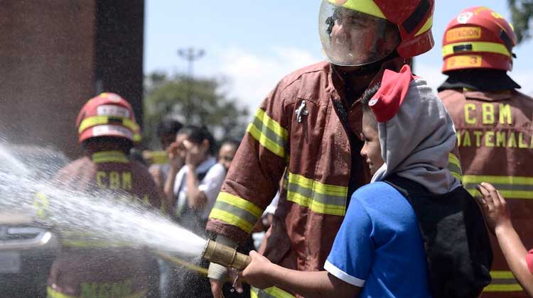 Niños pasan un increíble día con los Bomberos Municipales