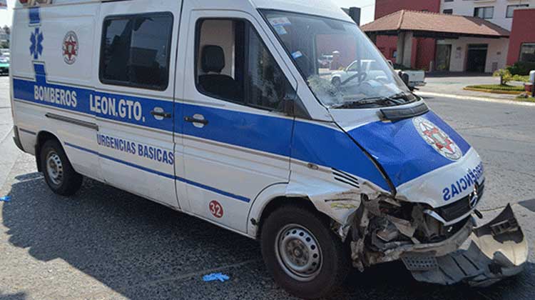 Choca ambulancia de Bomberos, dos lesionados